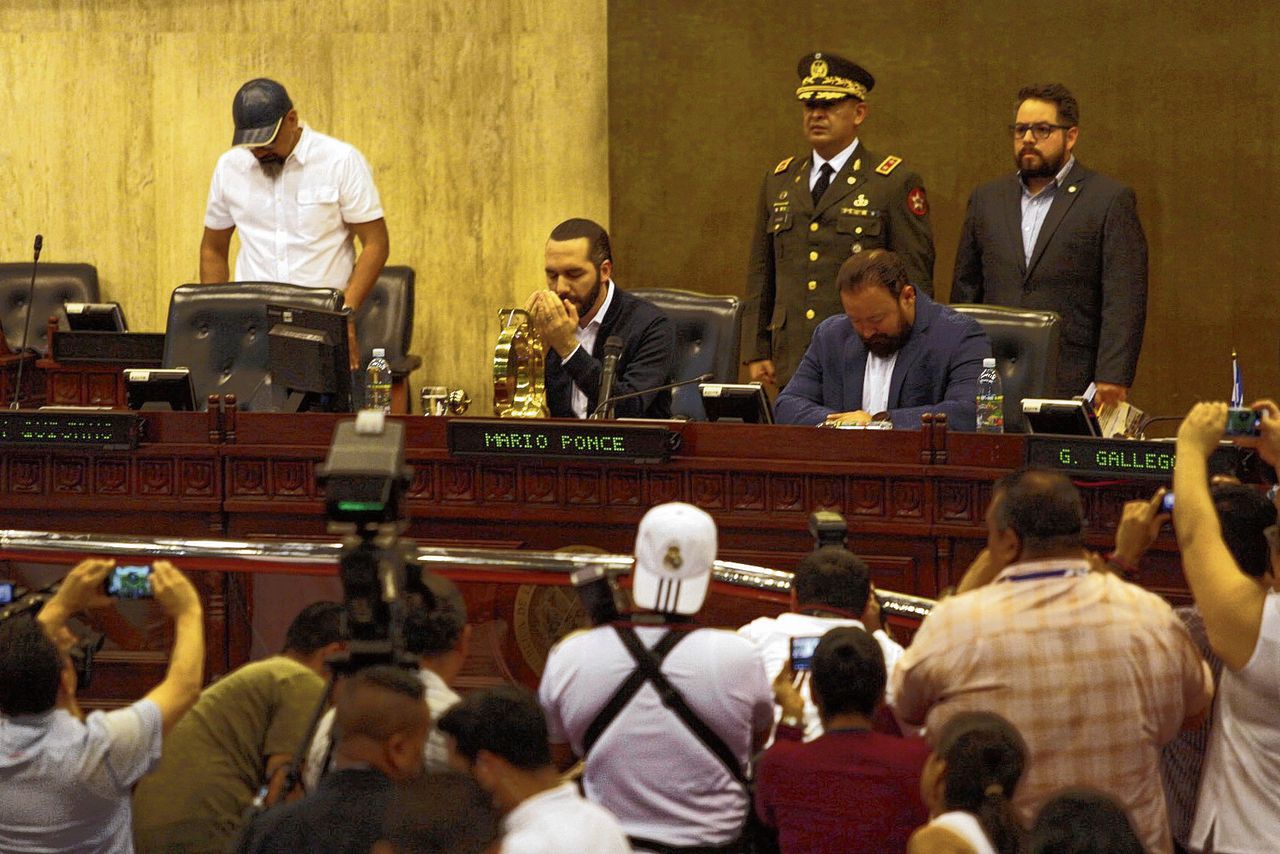 President van El Salvador bezet parlement om ...