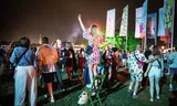 De sfeer in de nacht op Lowlands is opvallend licht en gezellig. Foto Simon Lenskens