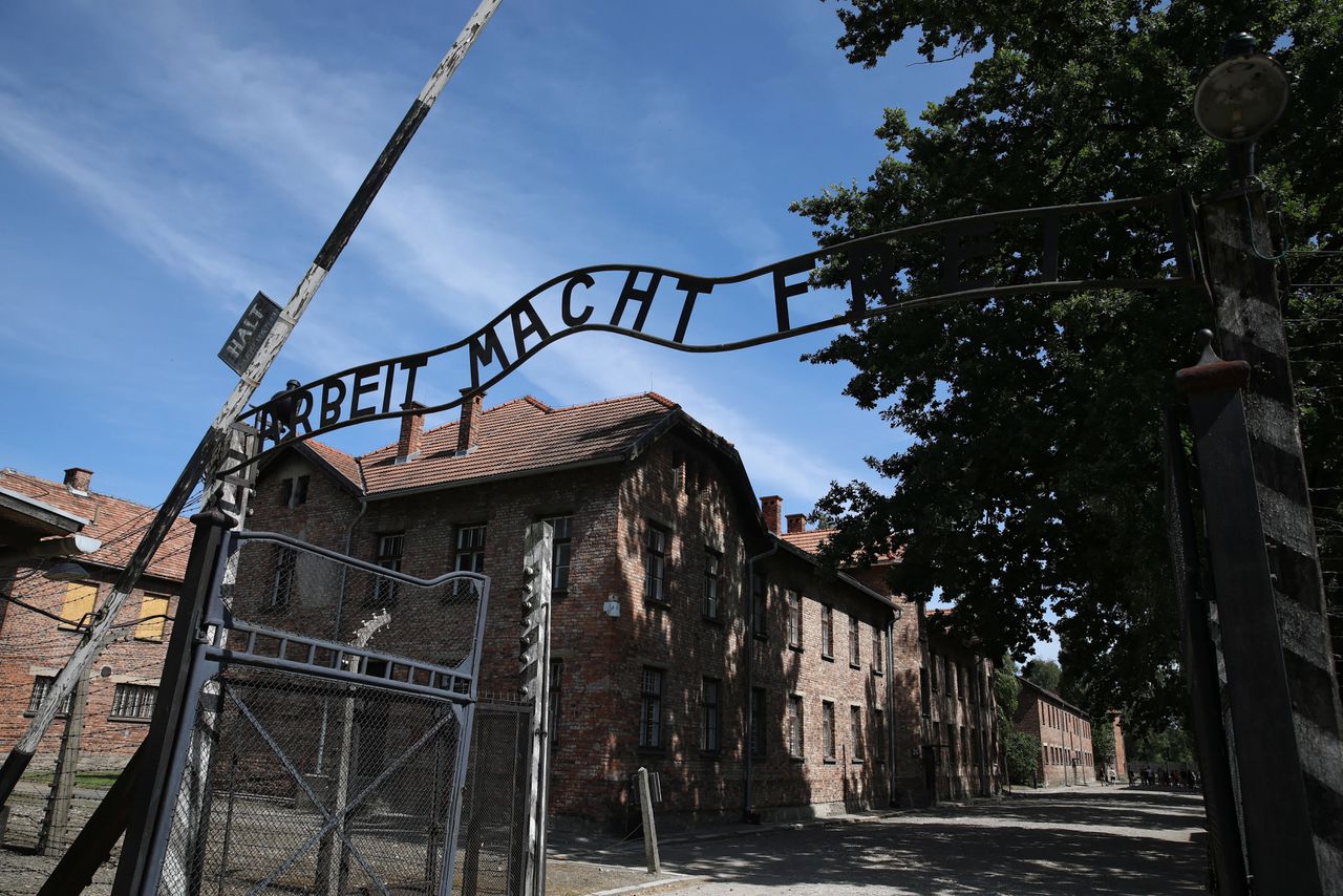De ingangspoort van Auschwitz met de beruchte tekst 'Arbeit macht frei'.