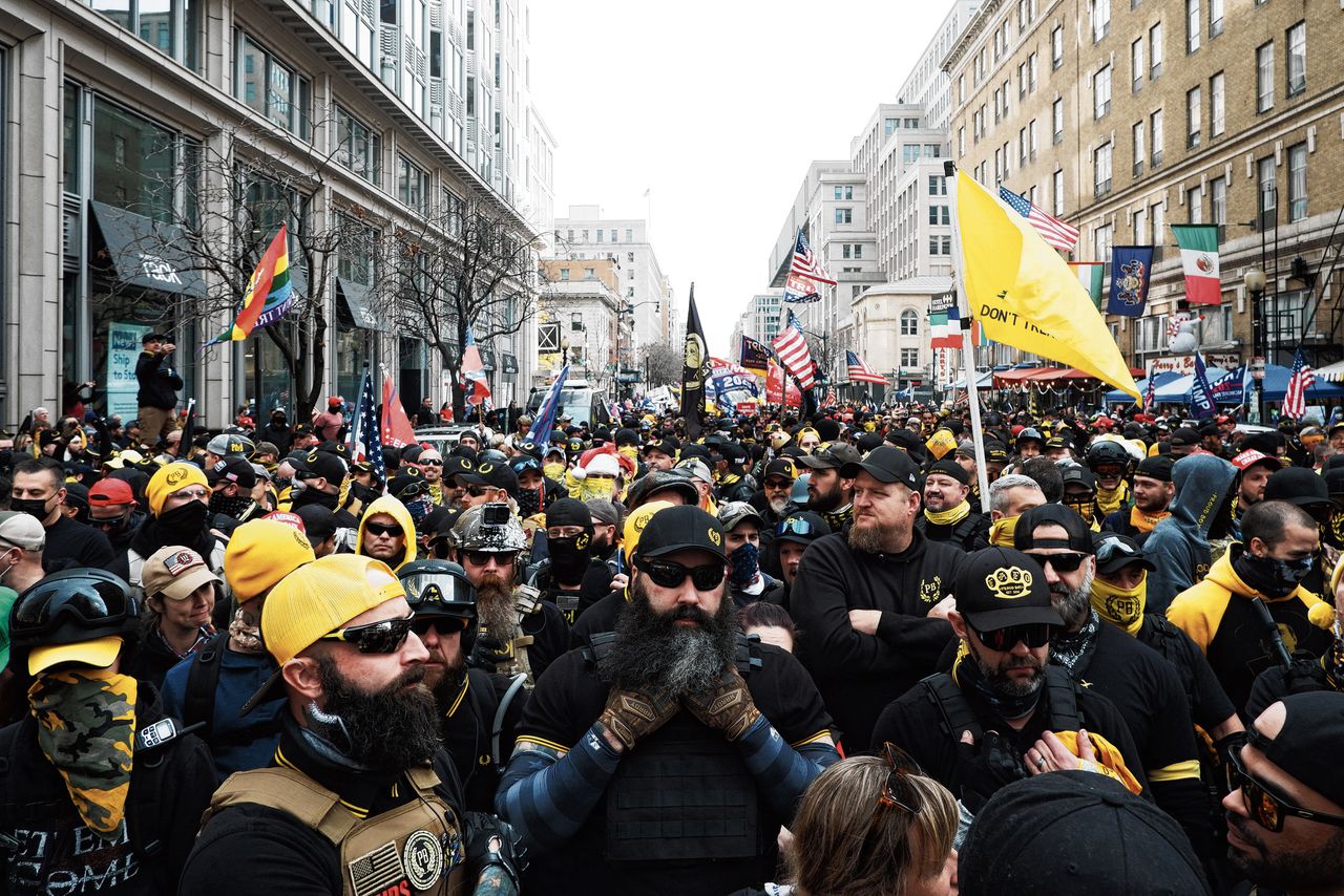 Leden van de extreem-rechtse Proud Boys, hier nog in hun geel-zwarte ‘uniform’, komen half december 2020 bijeen in Washington voor een betoging tegen de „gestolen” presidentsverkiezingen twee weken eerder.