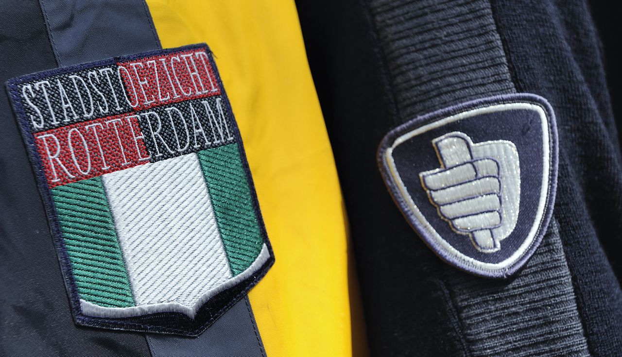 Het logo op het uniform van een Rotterdamse buitengewoon opsporingsambtenaar.