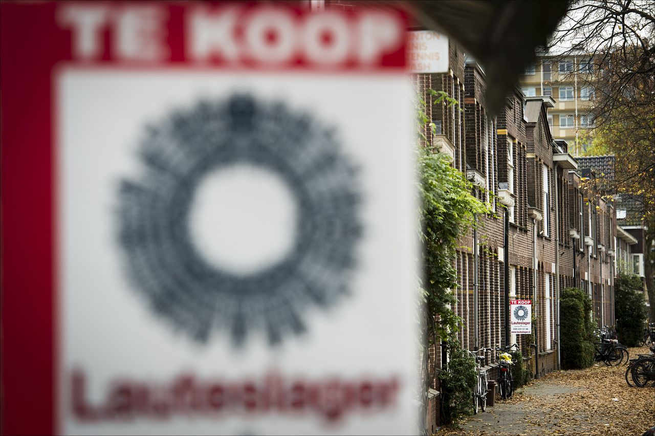 UTRECHT - Woningen te koop op de Adriaen van Ostadelaan in Utrecht. Door de huidige malaise in de woningmarkt staan heel veel woningen lange tijd te koop.