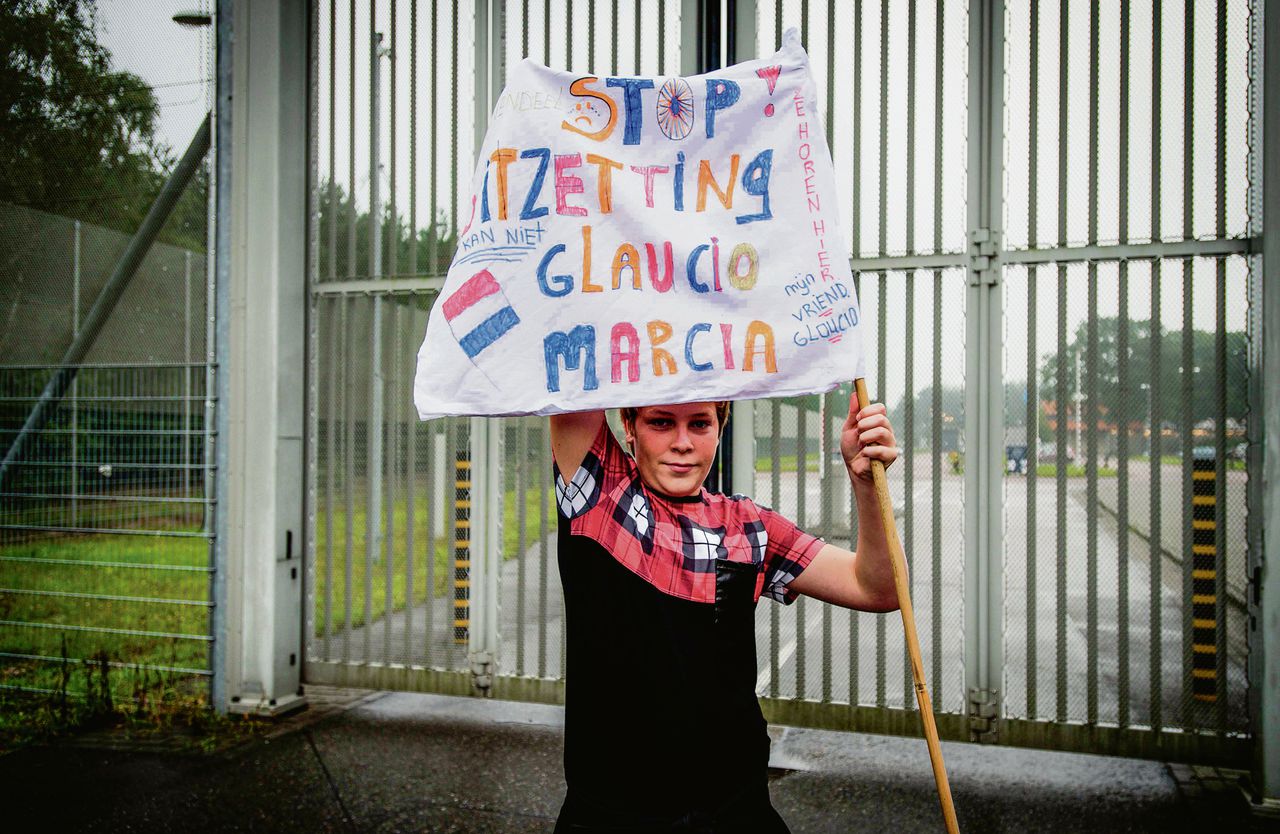 Protest tegen de uitzetting van Gláucio en Márcia in Zeist, gisteravond. Het bleek niet meer nodig.