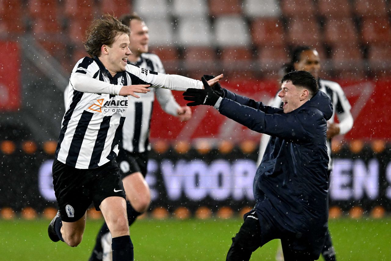 Op een memorabele voetbalavond groeit rechtenstudent Tim Pieters met twee goals uit tot grote uitblinker: USV Hercules verslaat Ajax 