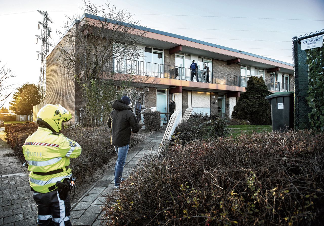 Na een vuurwerkbom, een oploop en een inbraak wordt een woning in in Heerlen dichtgetimmerd.