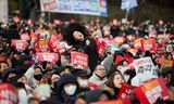 Op straat in Seoul werd zaterdag gedemonstreerd voor afzetting van president Yoon Suk-yeol. In het parlement ontbrak daarvoor echter de noodzakelijke twee derde meerderheid.