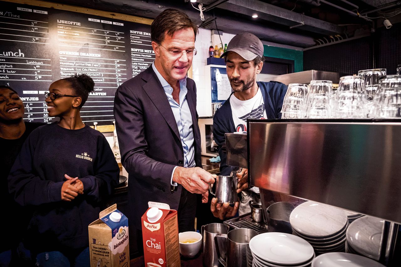 Eind 2018 kwamen premier Mark Rutte en minister Wouter Koolmees (SZW) kijken bij Heilige Boontjes, waarbij Rutte – met wat hulp – zijn eigen cappuccino maakte.