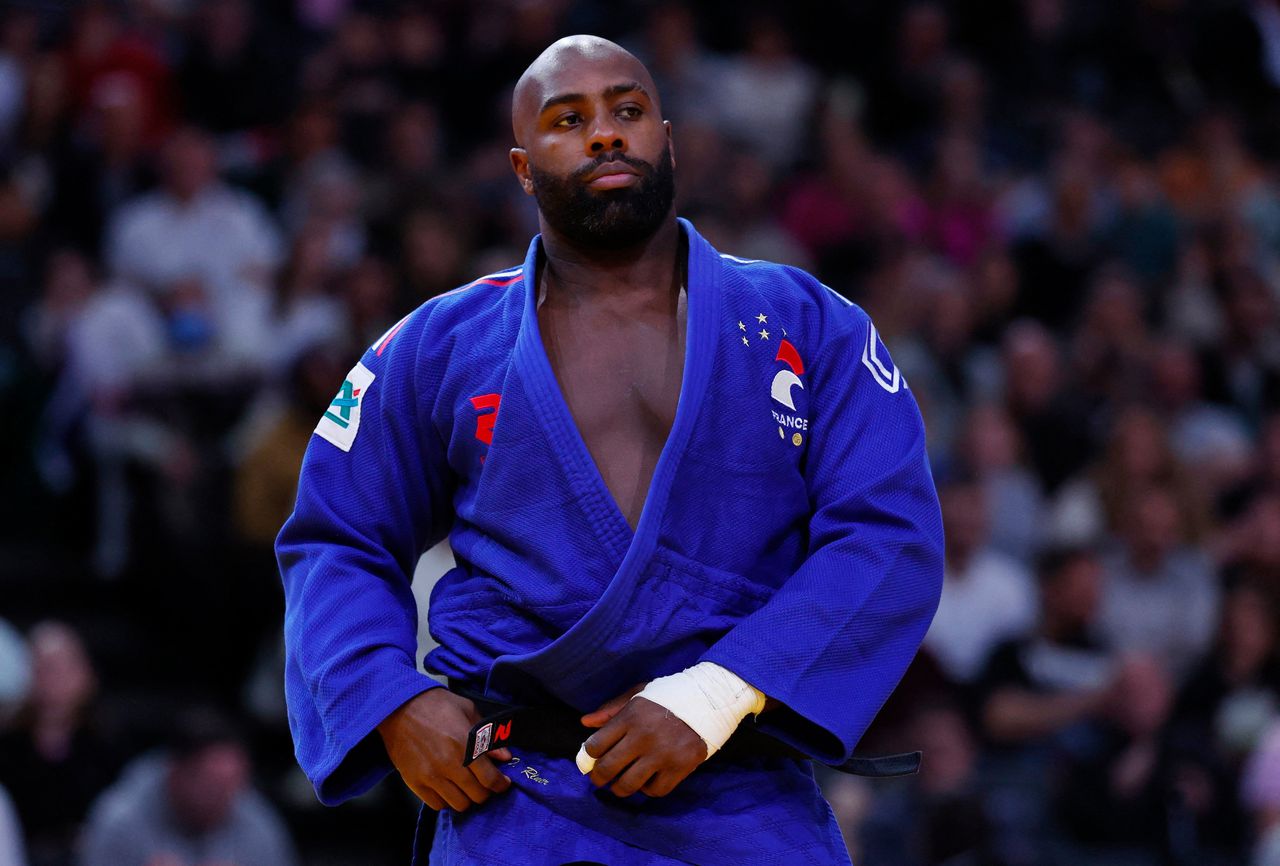 Franse fans genieten in Parijs van judolegende Teddy Riner: ‘Mensen zijn echt bang voor hem’ 