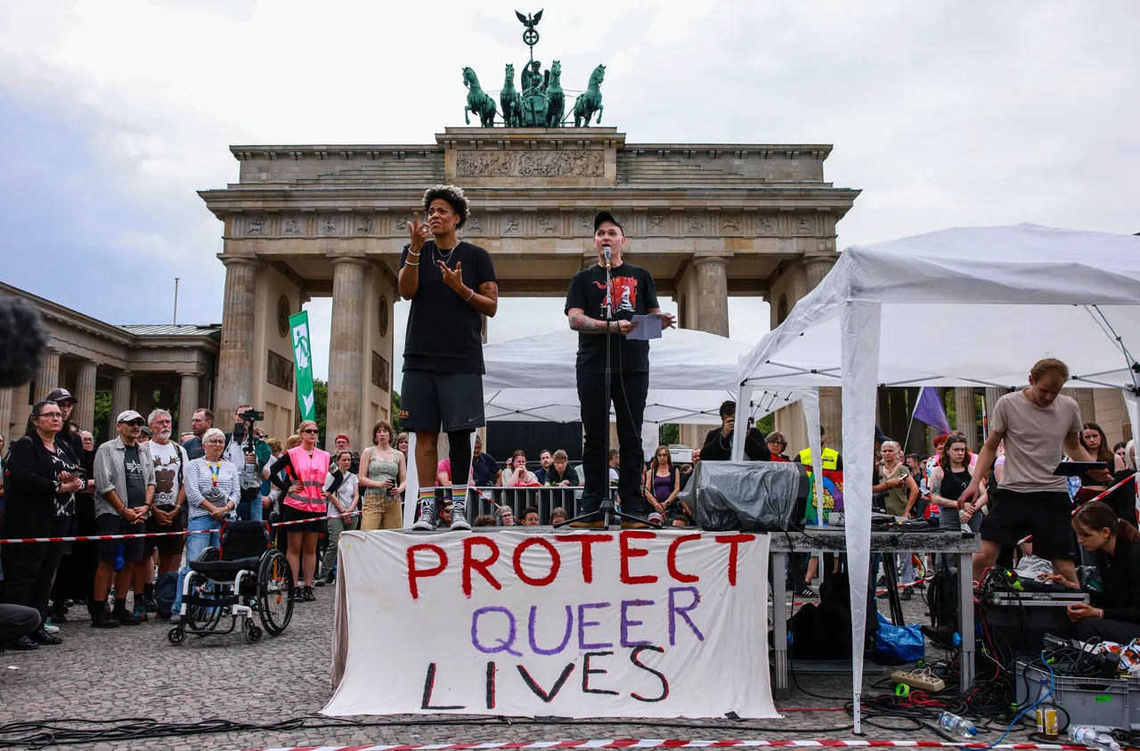Image for Berlijn rouwt na aanslag op Pride, voor de Brandenburger Tor delen mensen hun woede en verdriet