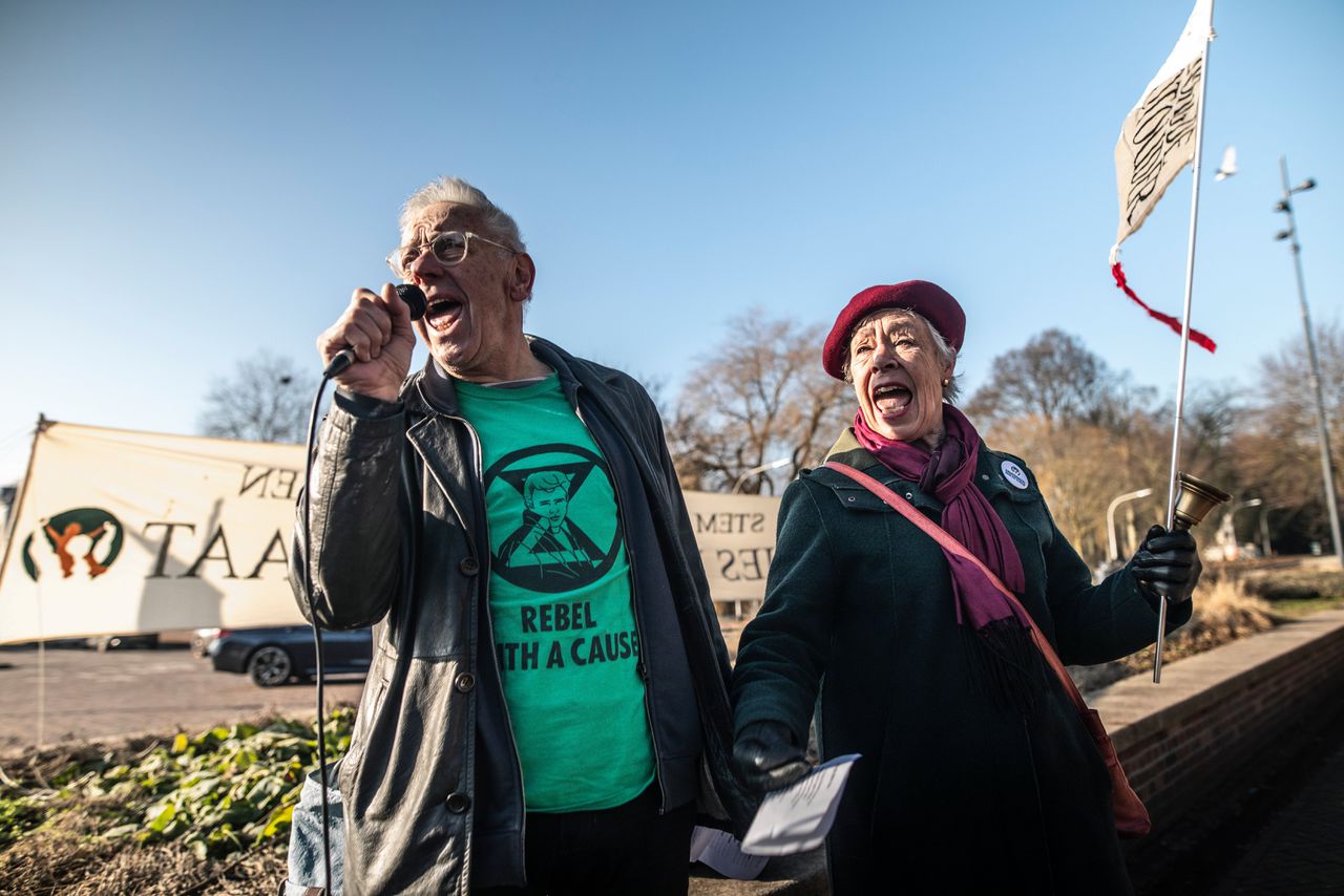 Oog in oog met het waterkanon – de tweede jeugd van klimaatactivisten Toni en Jim