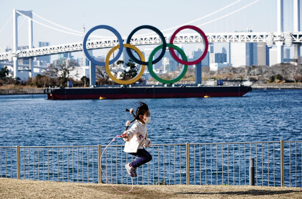 De olympische ringen zijn op veel openbare plaatsen in Tokio te zien, zoals bij het Odaiba Marine Park.