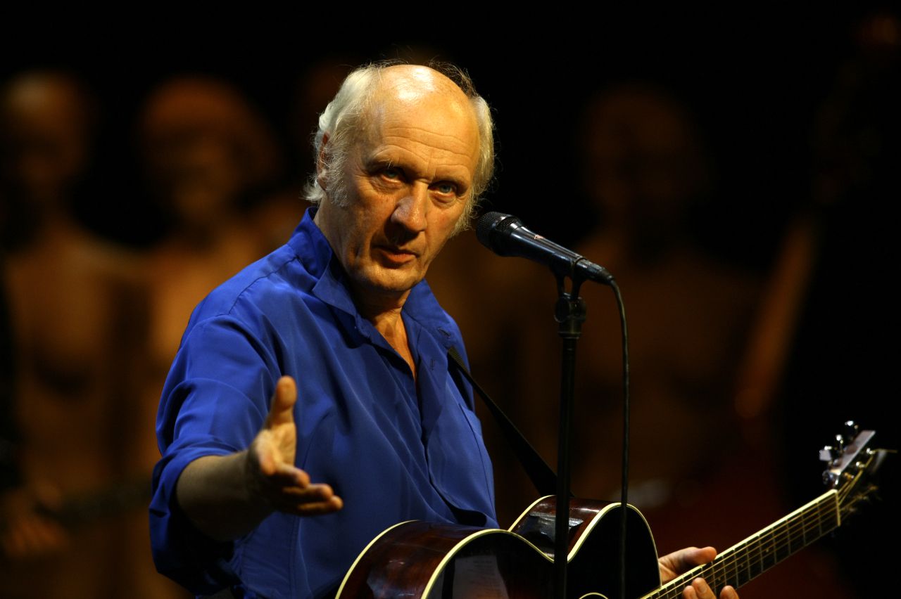 Donzen stem Herman van Veen laat liedjes leven - NRC