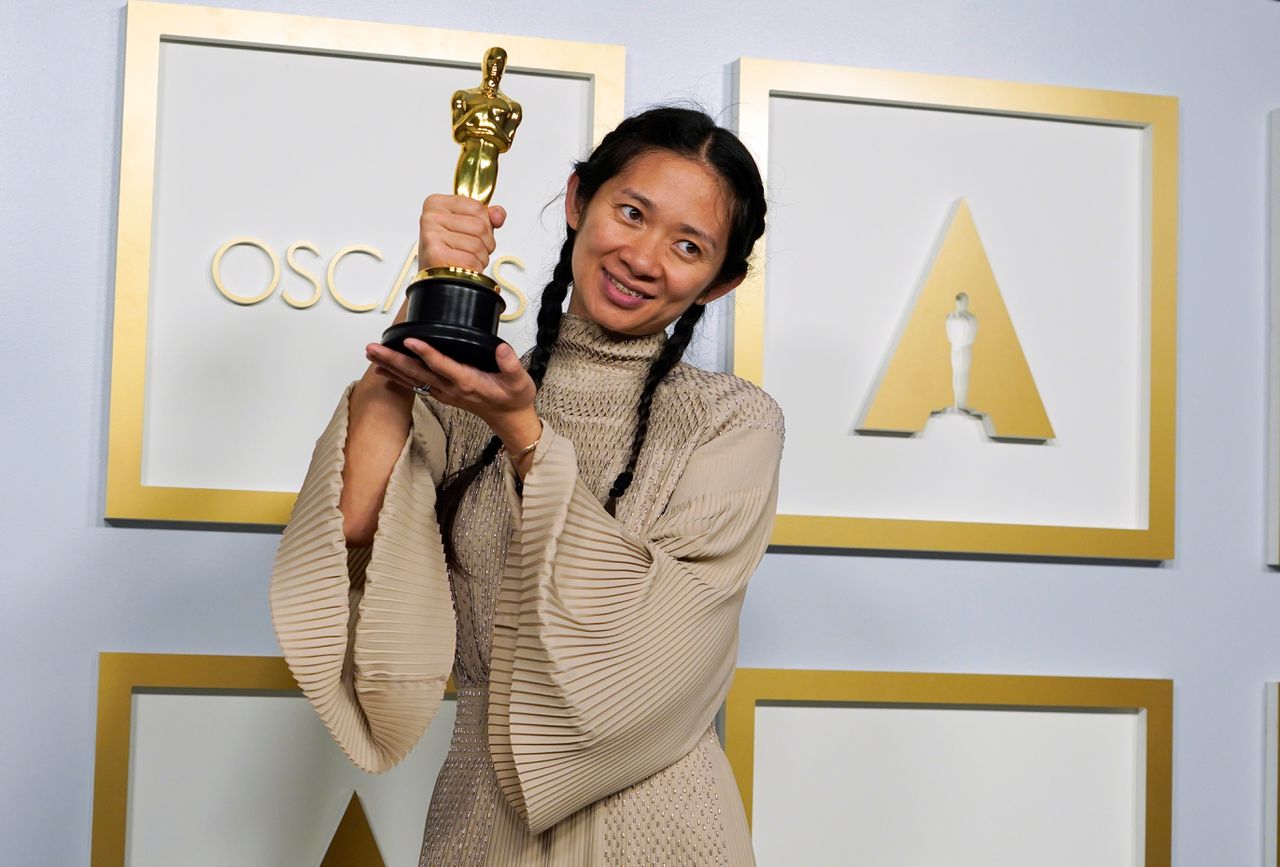 Chloe Zhao met haar Oscar.