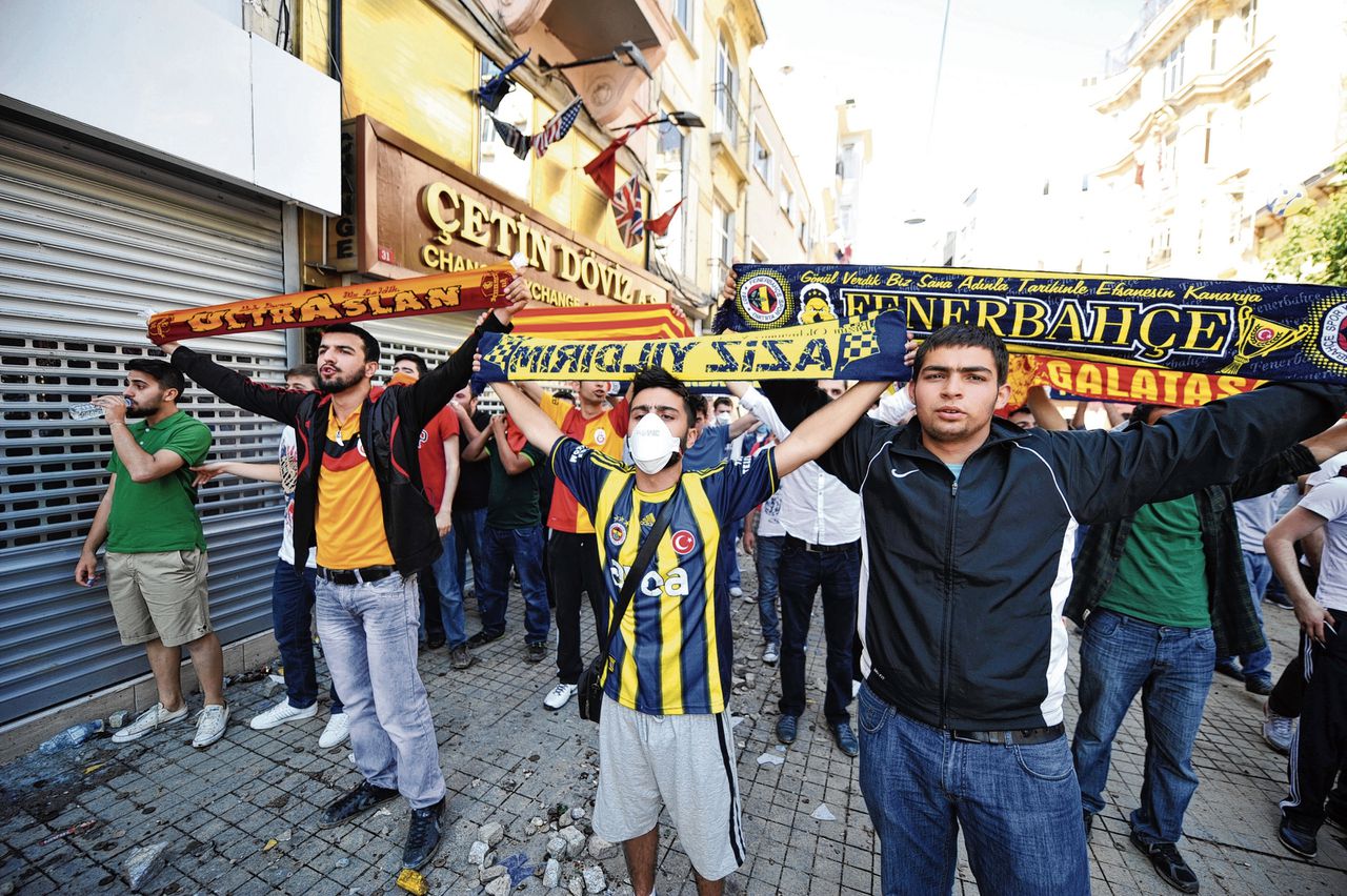 In 2013 protesteerden supporters van rivaliserende clubs als Fenerbahçe, Besiktas en Galatasaray gezamenlijk tegen de regering. Sindsdien zijn politieke uitingen in voetbalstadions verboden.