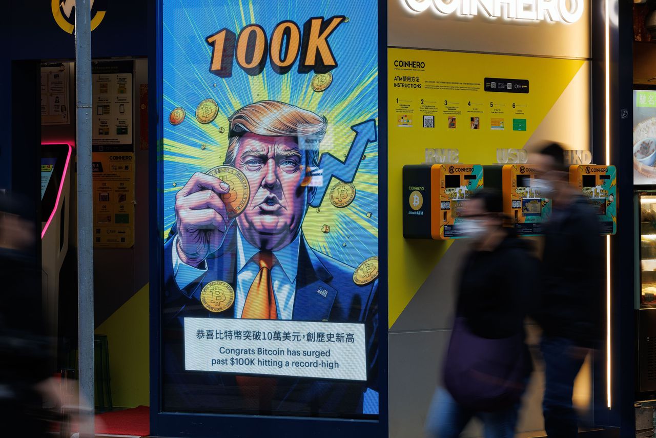 Dineren met Trump omdat je flink in zijn memecoin hebt gehandeld: hoe de  Amerikaanse president crypto omarmde - NRC