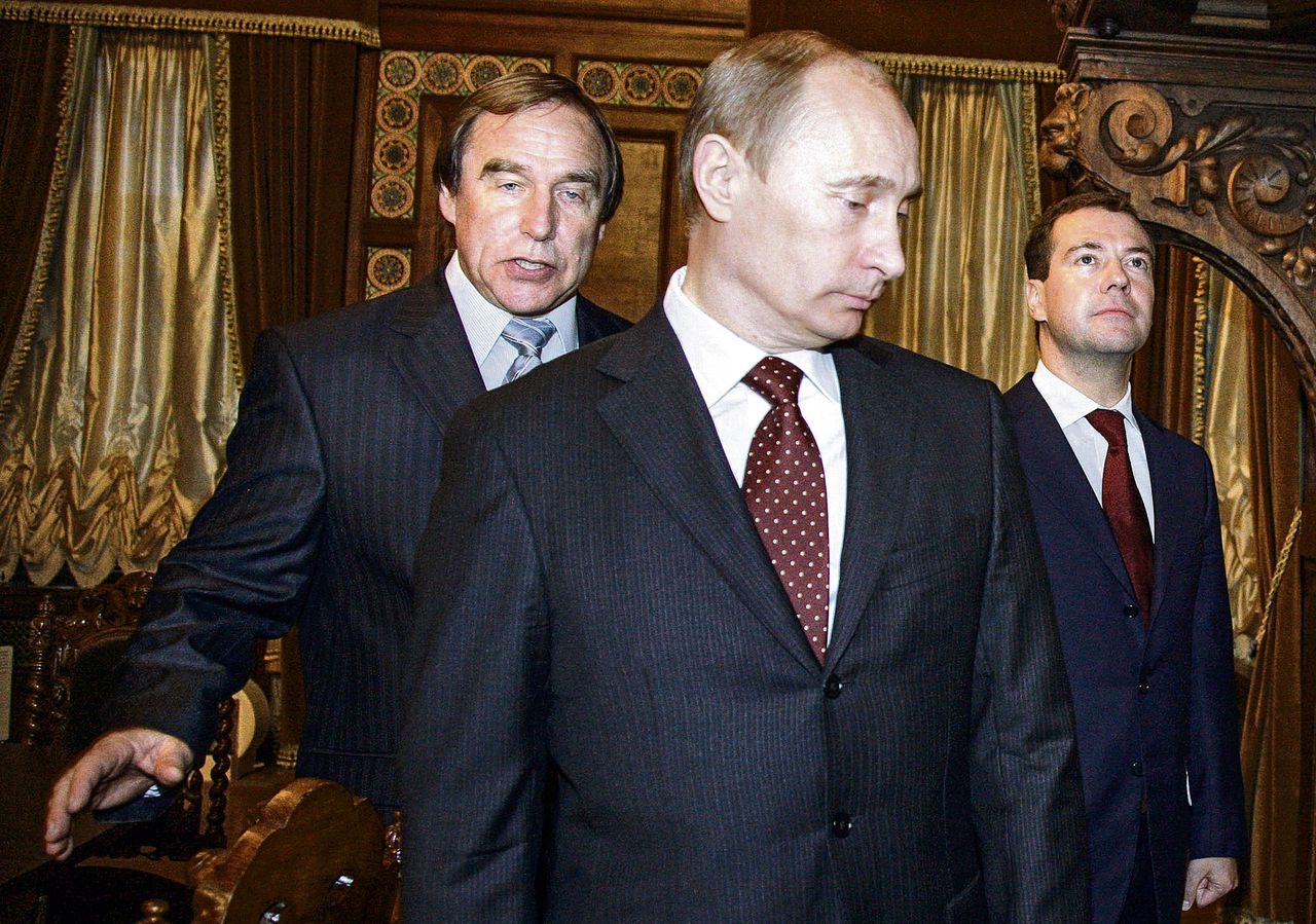 Ruslands predident Poetin (midden) zou zijn jeugdvriend en cellist Sergej Roldoegin (links) via belastingparadijzen „tientallen miljoenen” hebben toegespeeld.