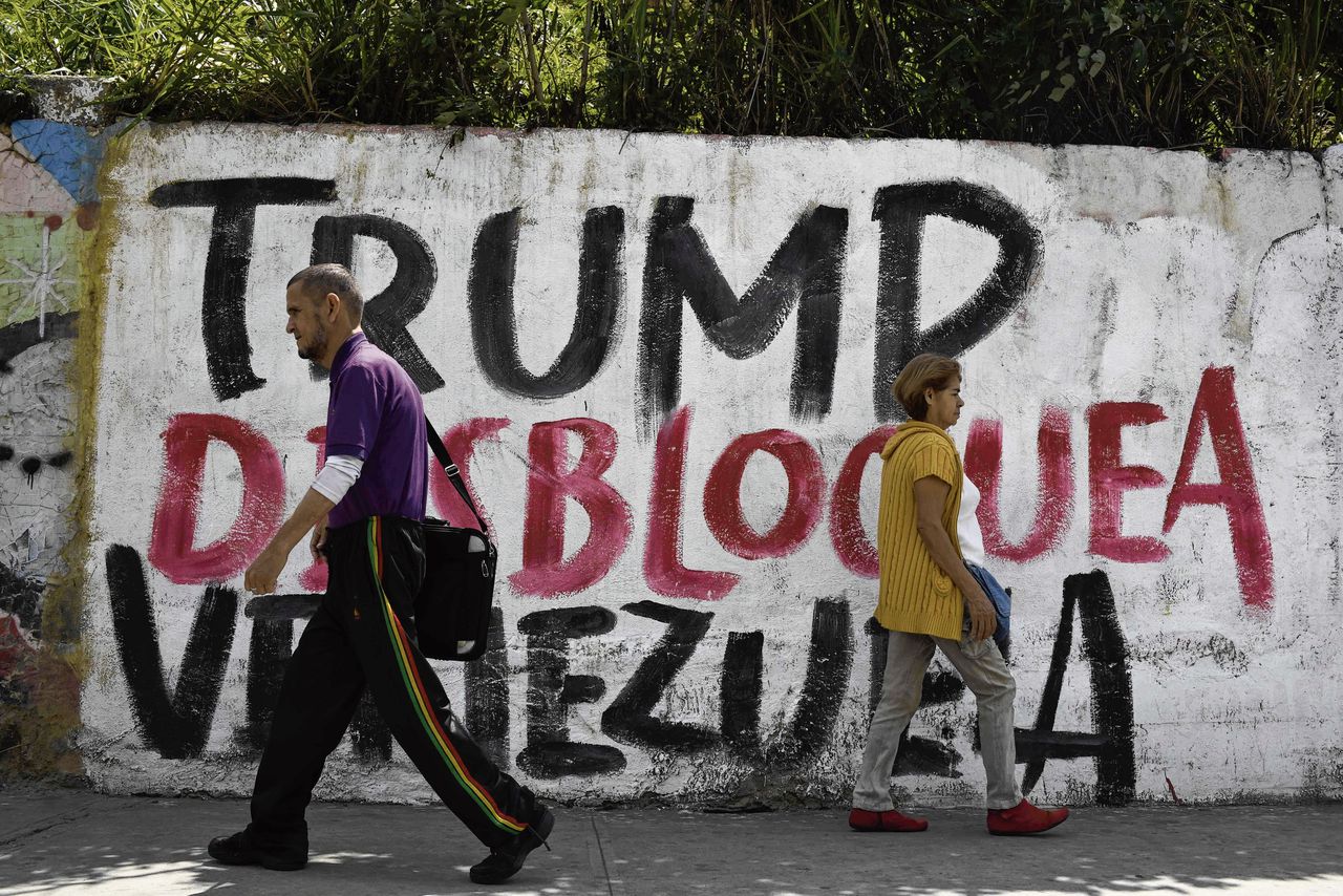 Protest tegen de Amerikaanse sancties op een muur in Caracas. President Trump zegt een militaire invasie van Venezuela niet uit te sluiten.