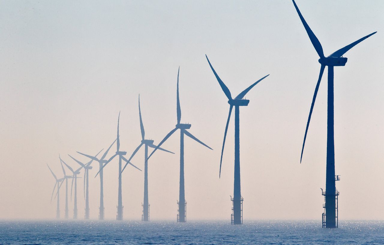 Het eerste Nederlandse windmolenpark in zee voor de kust bij Egmond aan Zee.