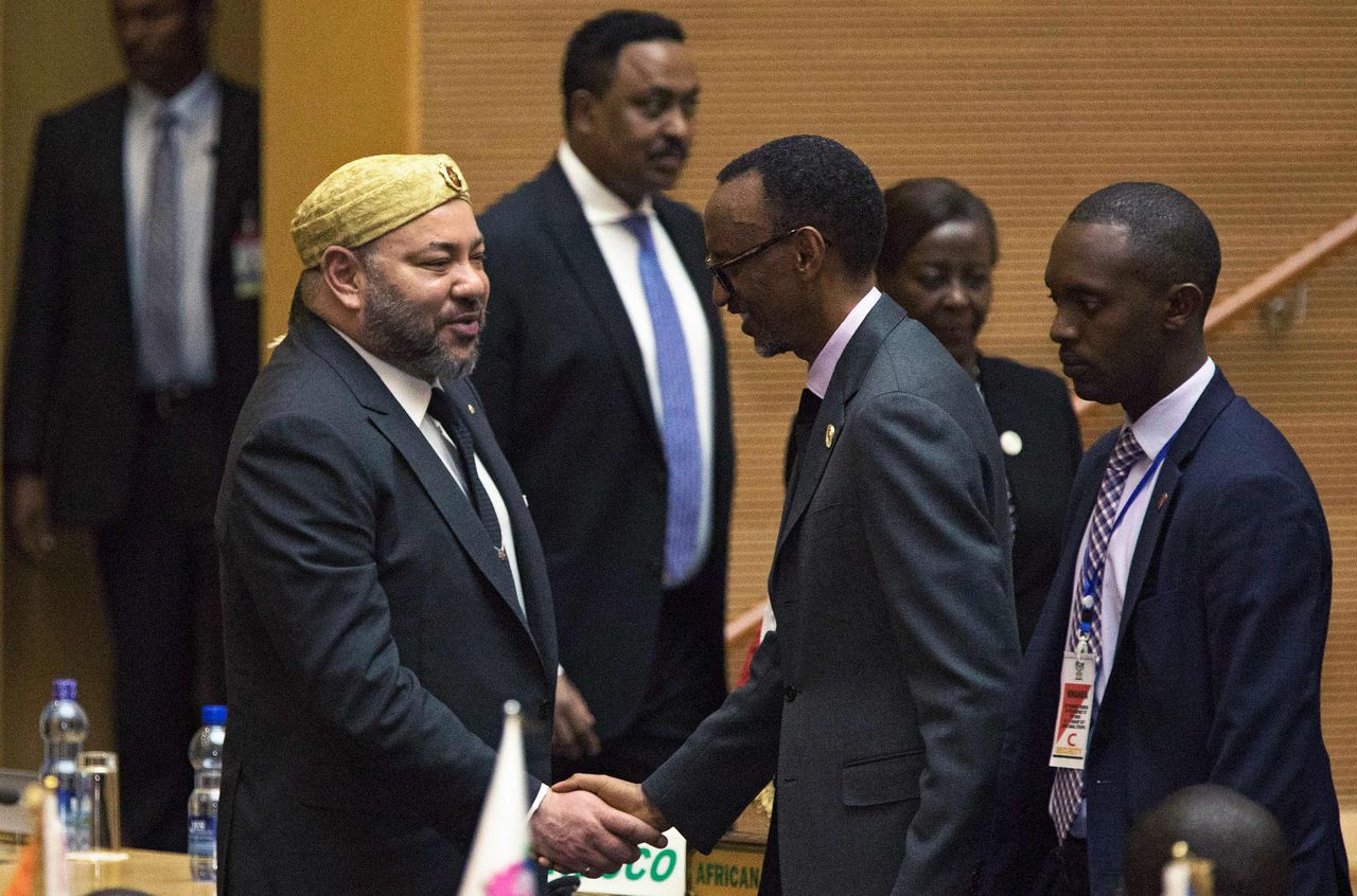 De Marokkaanse koning Mohammed VI (L) groet de Rwandese president Paul Kagame tijdens de zitting van de Afrikaanse Unie.