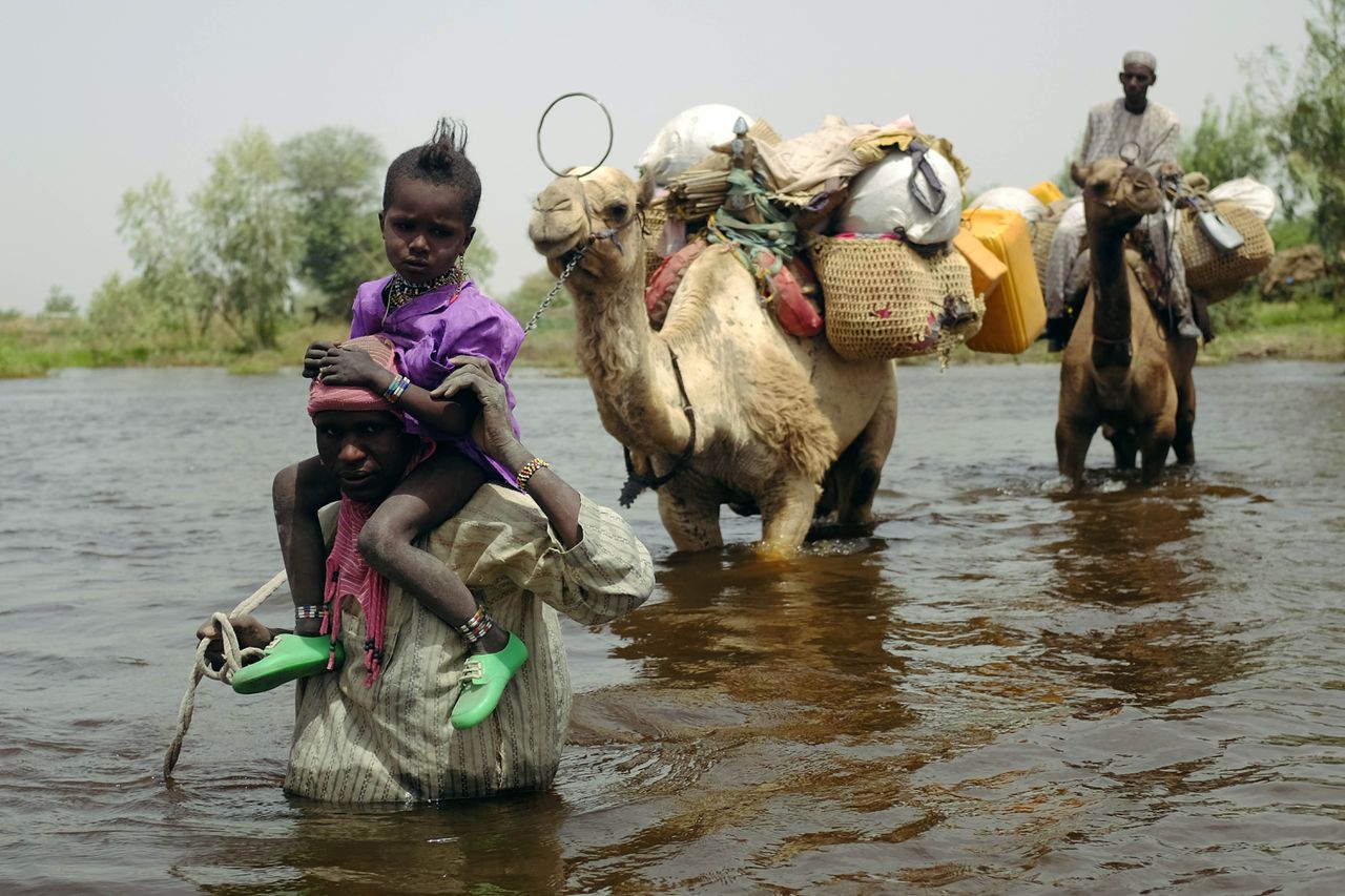 Herders en anderen steken een zijriviertje van het Tsjaadmeer over naar N'Gouboua. Ze gebruiken dezelfde route als Nigeriaanse vluchtelingen die op de vlucht zijn voor Boko Haram.