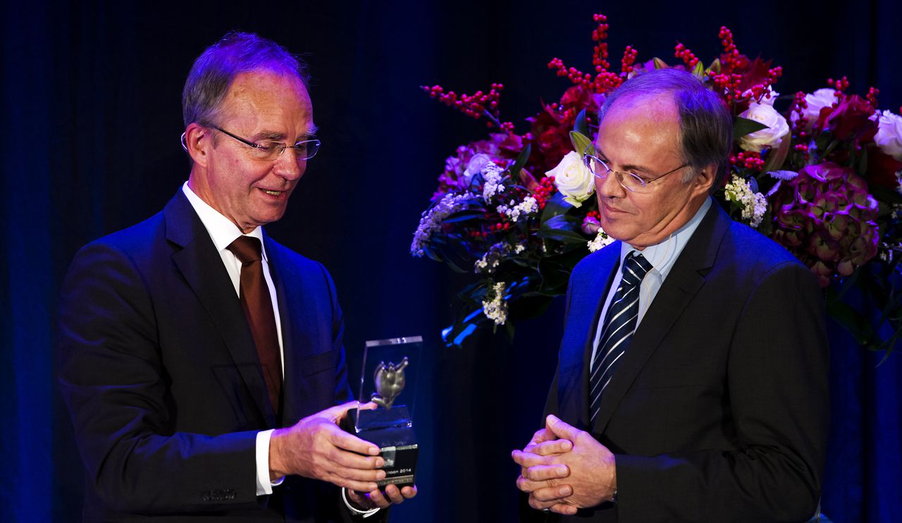 Hans Clevers (R) ontving eind 2014 zijn prijs voor Nationaal Icoon 2014 uit handen van minister Henk Kamp van Economische Zaken.