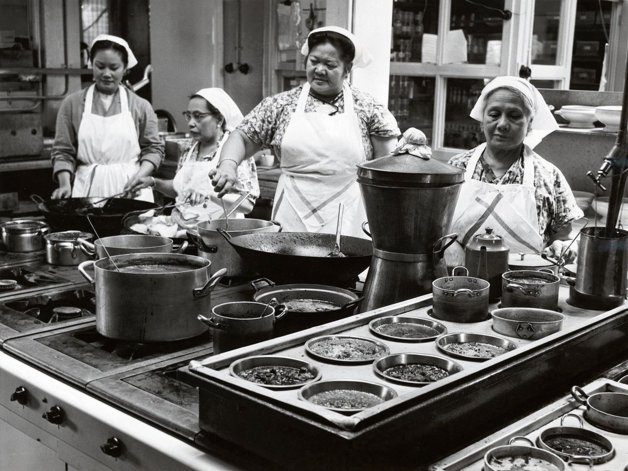 De koks in de keuken van Indische restaurant Garoeda in Den Haag, in mei 1959.