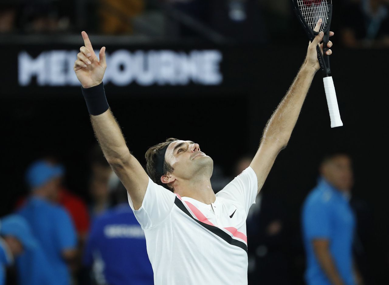 Federer viert zijn overwinning.