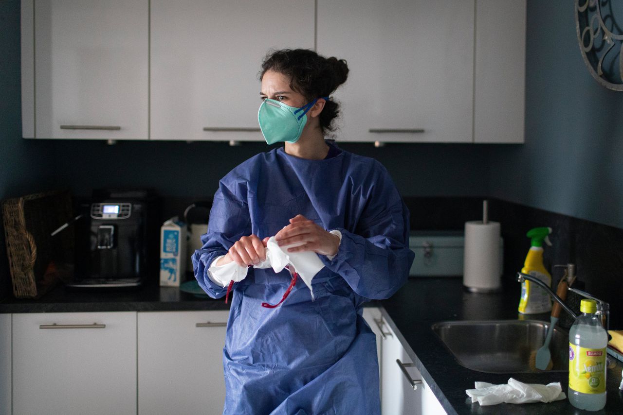 Esmée Verschoor is een van de ‘coronaverpleegkundigen’ van thuiszorgorganisatie Aafje in Rotterdam.