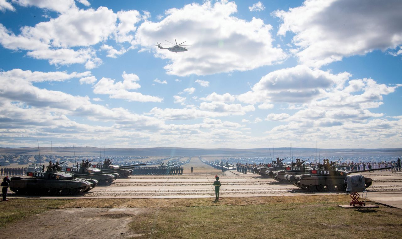 Volgens het Russische ministerie van Defensie deden er in totaal 300.000 militairen, 1.0000 vliegtuigen en helikopters, en 36.000 tanks en ander rijdend materieel mee aan de militaire oefening.
