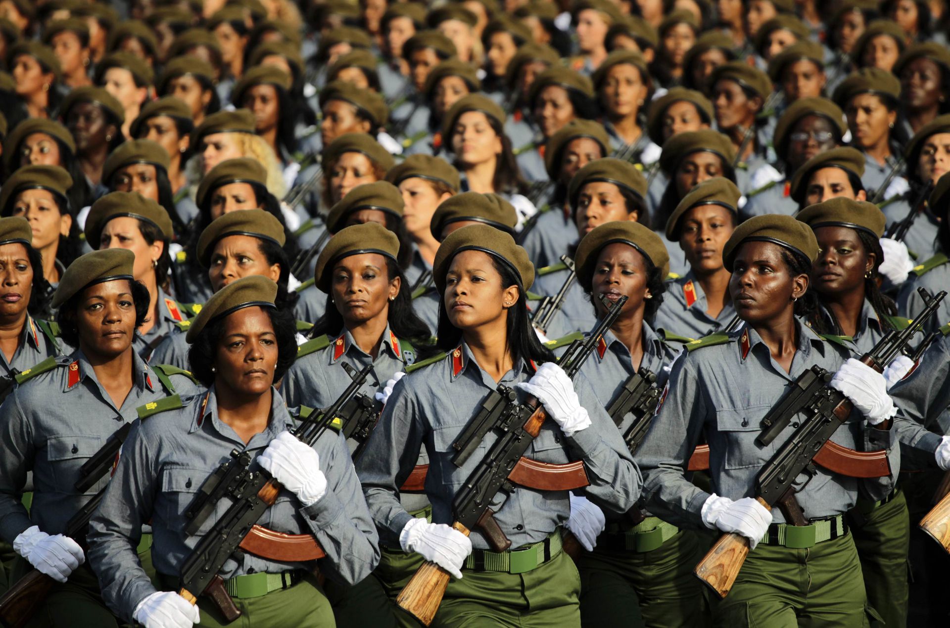 Кубинские военные. Военный парад Куба. Куба армия. Кубинские войска. Кубинские военные женщины.