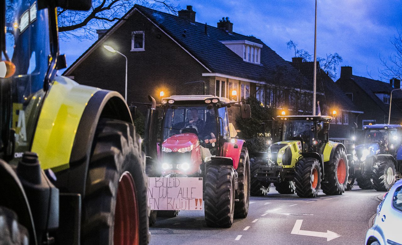 Boeren op de openbare weg in Hilversum op 3 juli 2020 op de terugweg van een protest in Den Haag.