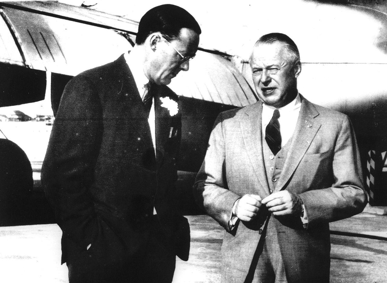 Prins Bernhard met Lockheed-topman Robert E. Gross bij een bezoek aan een fabriek van de vliegtuigbouwer in Los Angeles, in 1956.