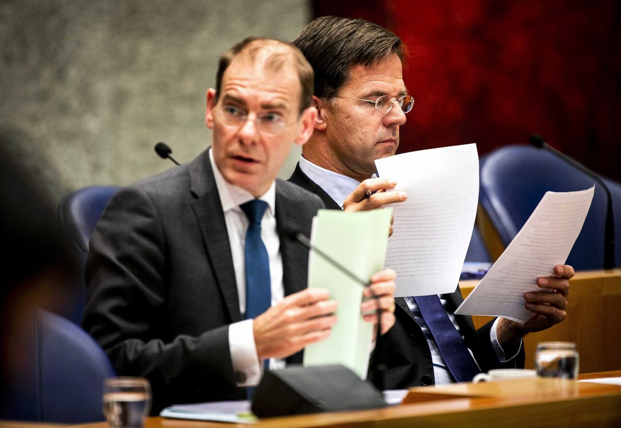 Premier Mark Rutte (rechts) en Menno Snel, staatssecretaris van Financien, tijdens het debat dinsdag over het kabinetsbesluit om de dividendbelasting te behouden.