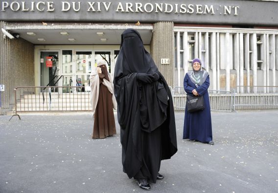 Een vrouw met een boerka staat buiten een rechtbank in Frankrijk, waar op 11 april 2011 het boerkaverbod al in ging. Foto Reuters / Gonzalo Fuentes