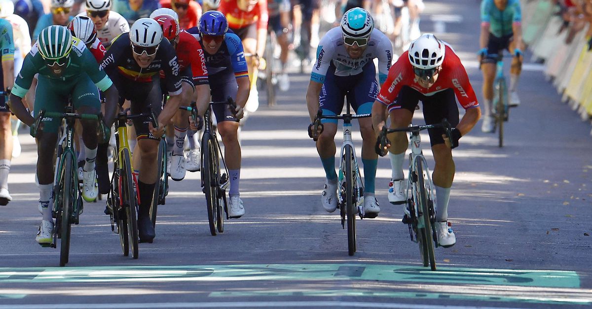 Dylan Groenewegen wint in Nederlandse kampioenstrui sprint tijdens