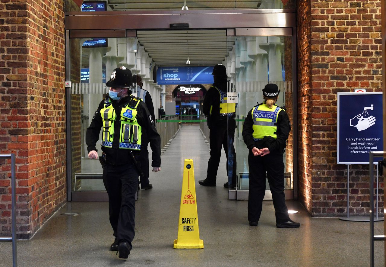 Politie bewaakt maandag de terminal van de internationale Eurostartrein op het Londense station St. Pancras. Foto Facundo Arrizabalaga / AP