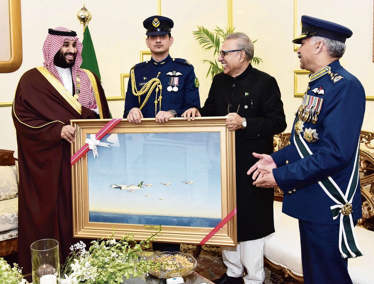 De Saoedische kroonprins krijgt bij zijn recente bezoek aan Pakistan een afbeelding van zijn vliegtuig geëscorteerd door de Pakistaanse luchtmacht.