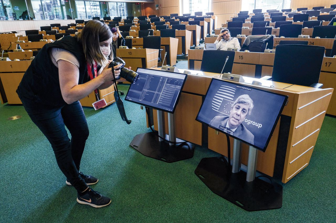 Eurogroep-voorzitter Mario Centeno op een videoscherm in Brussel.