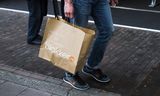 De Blokker op de Bilderdijkstraat in Amsterdam is in geheel nieuwe stijl. Niet alleen het logo is vernieuwd, maar ook de gehele huisstijl is verandert. De winkel is cleaner ingericht en de vindbaarheid van de producten is verbeterd.   Foto: Tammy van Nerum