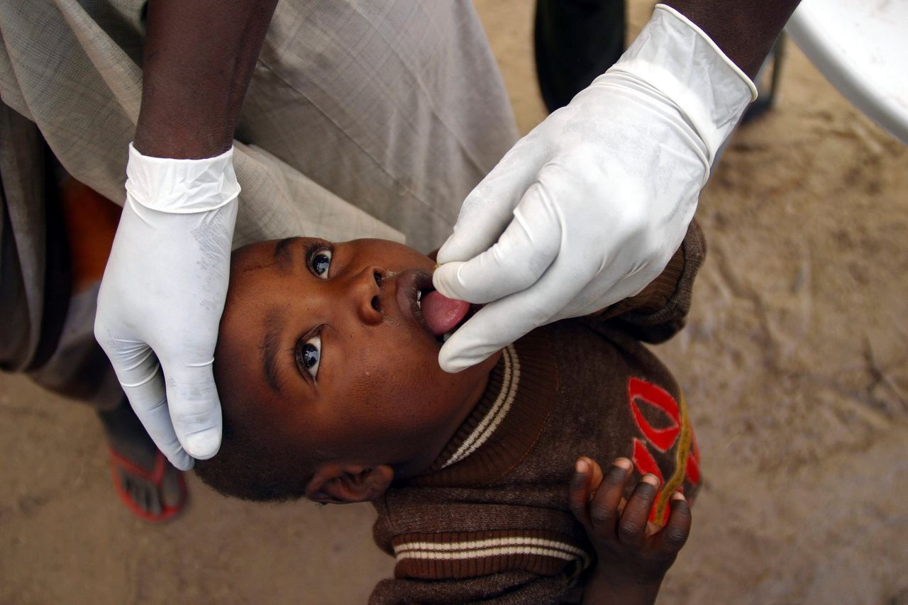 Tegen het poliovirus bestaat al sinds 1956 een oraal vaccin. Het kind op krijgt het vaccin toegediend in een vluchtelingenkamp in Tsjaad.