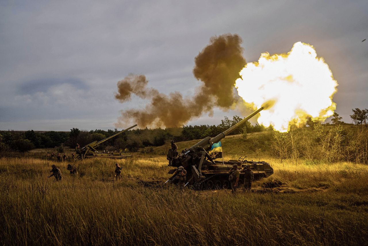 Oekraïense artillerie aan de frontlijn bij Charkov.