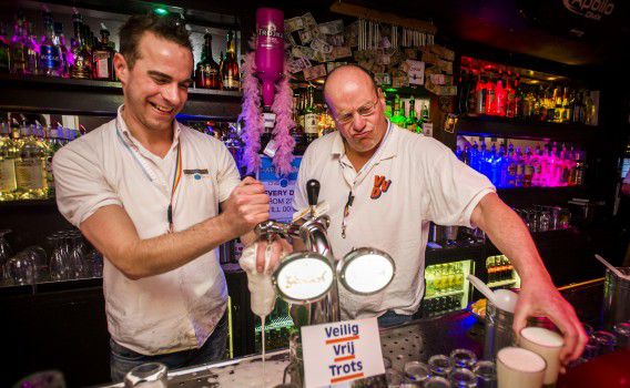 VVD'er Fred Teeven tapt een biertje in gaybar Chez René tijdens de aftrap van de traditionele VVD kroegentocht in Amsterdam.
