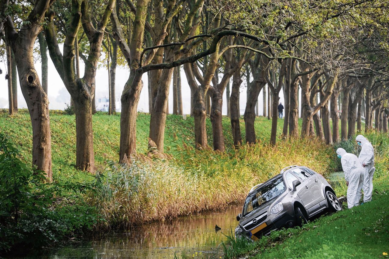 De Opel Antara waaruit Pjotr R. wist te ontkomen toen hij in 2015 door twee schutters onder vuur werd genomen.