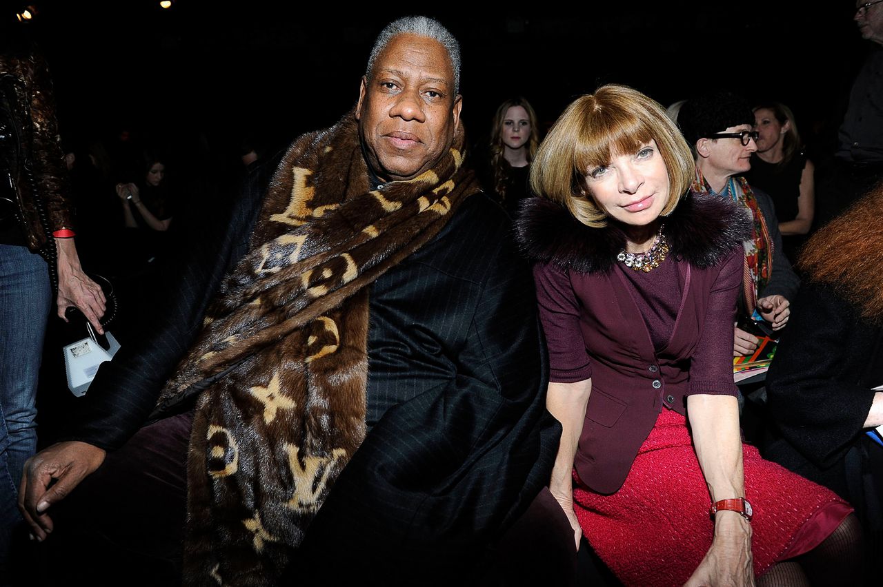Andre Leon Talley en Vogue-hoofdredacteur Anna Wintour tijdens de modeshow van Donna Karan in 2011 in New York.