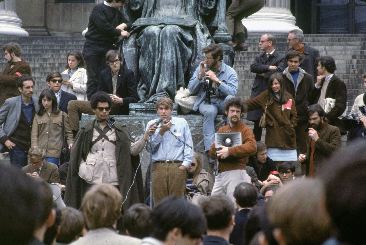 De Amerikaanse activist Mark Rudd (midden) spreekt op 3 mei 1968 studenten toe op Columbia University.