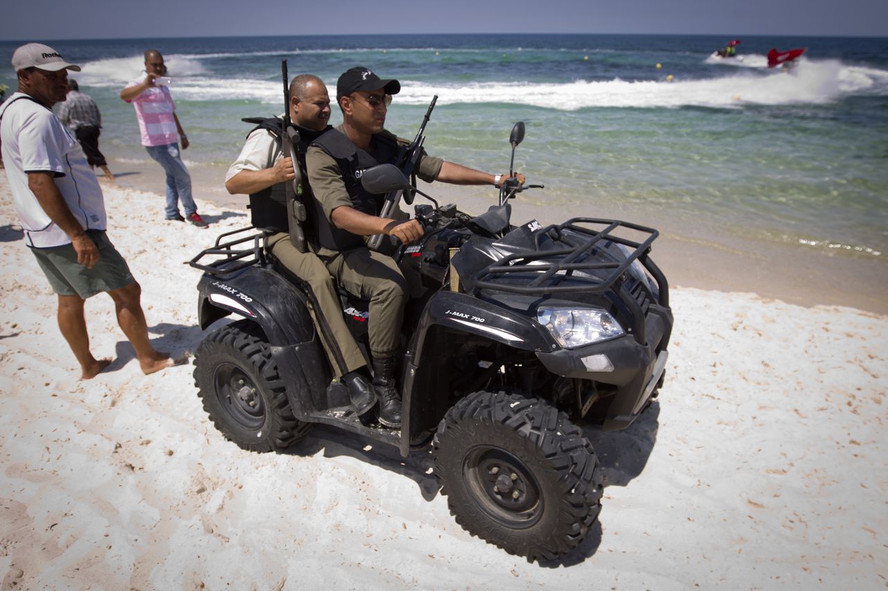 Politie patrouilleert over het strand waar de aanslag plaatsvond bij hotel Imperial Marhaba.