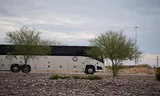 Een bus met door ICE gearresteerde migranten verlaat Camp East Montana in de staat Texas, waar tot vijfduizend migranten kunnen worden vastgehouden,