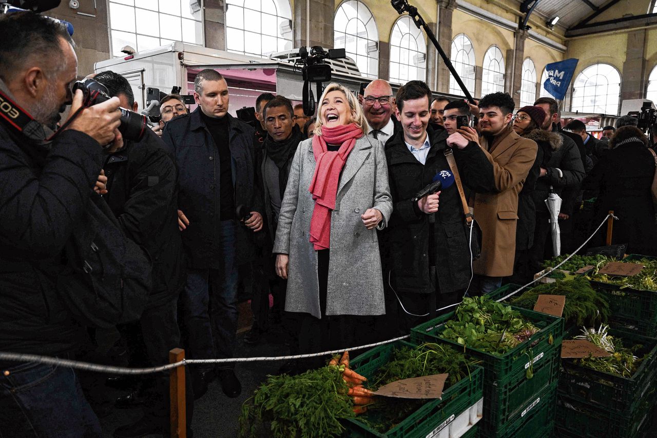 Le Pen klimt in peilingen door hoge prijzen – ‘het is niet leven, maar overleven’ 