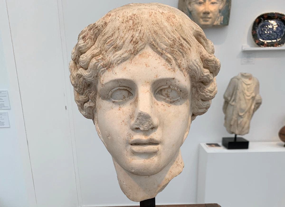 Het Romeinse hoofd van Apollo uit de tweede eeuw na Christus dat in beslag is genomen.