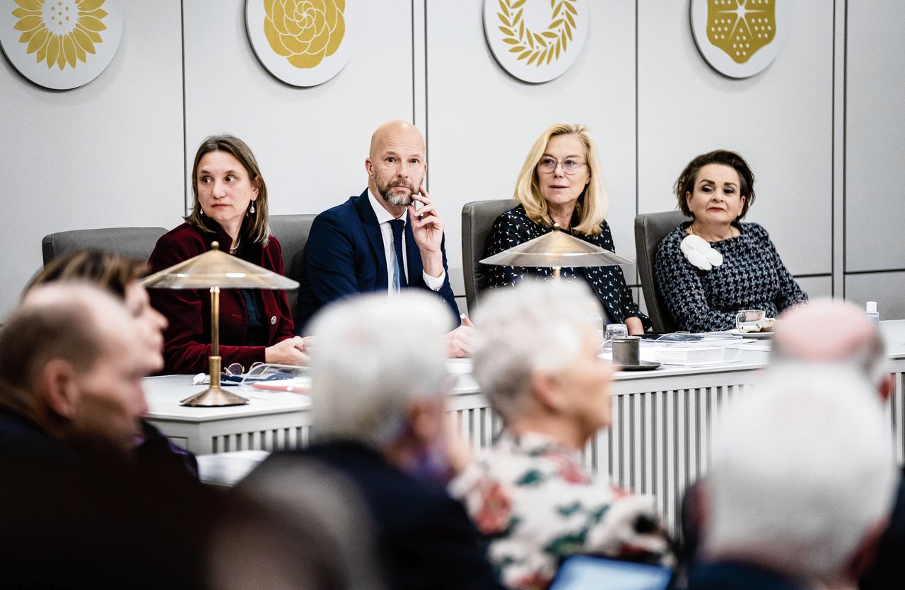 Links: Tweede Kamerleden Laura Bromet (GroenLinks) en Tjeerd de Groot (D66) volgen het debat in de Eerste Kamer. Foto Bart Maat/ANP